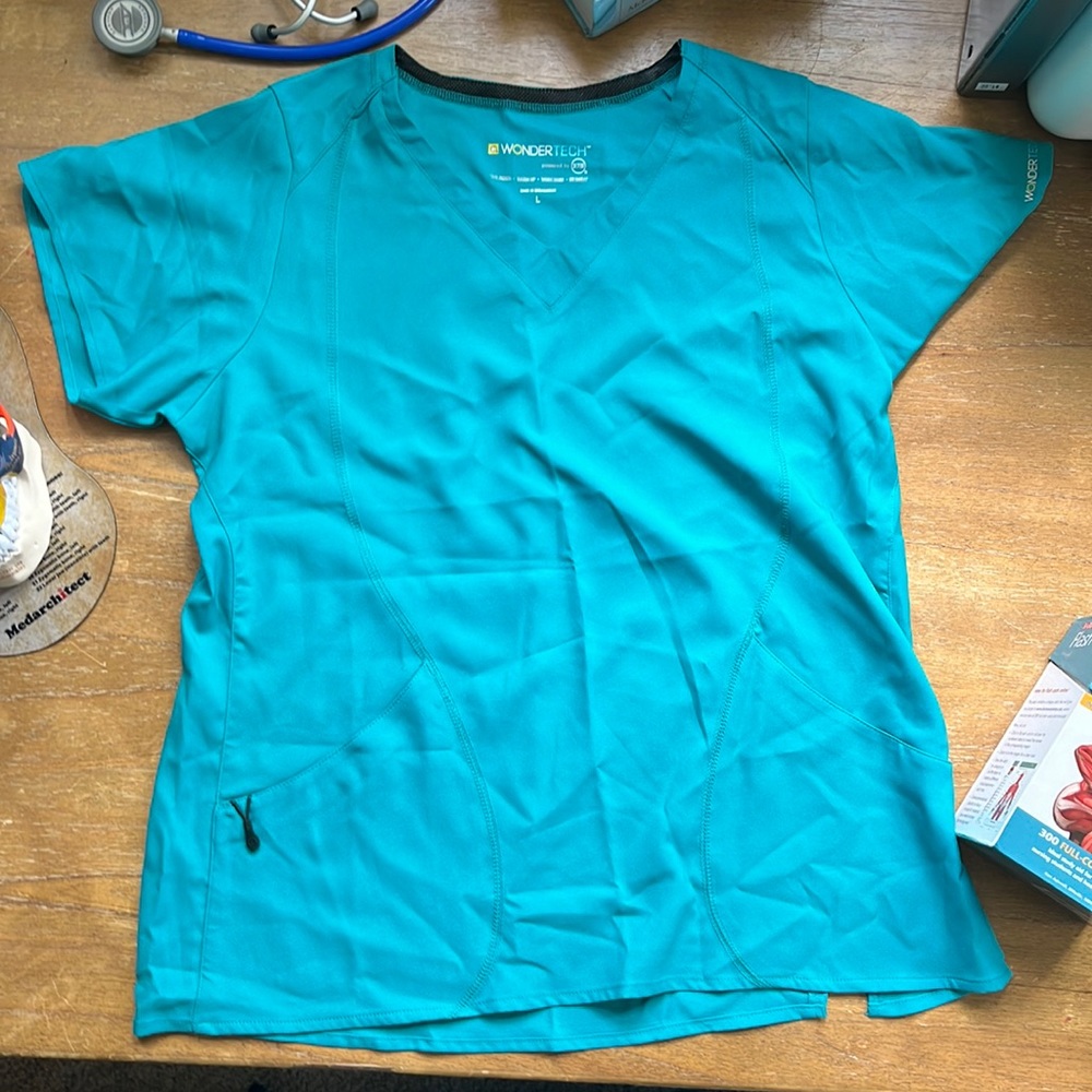 Blue-Green WonderWink WONDERTECH scrub top!!